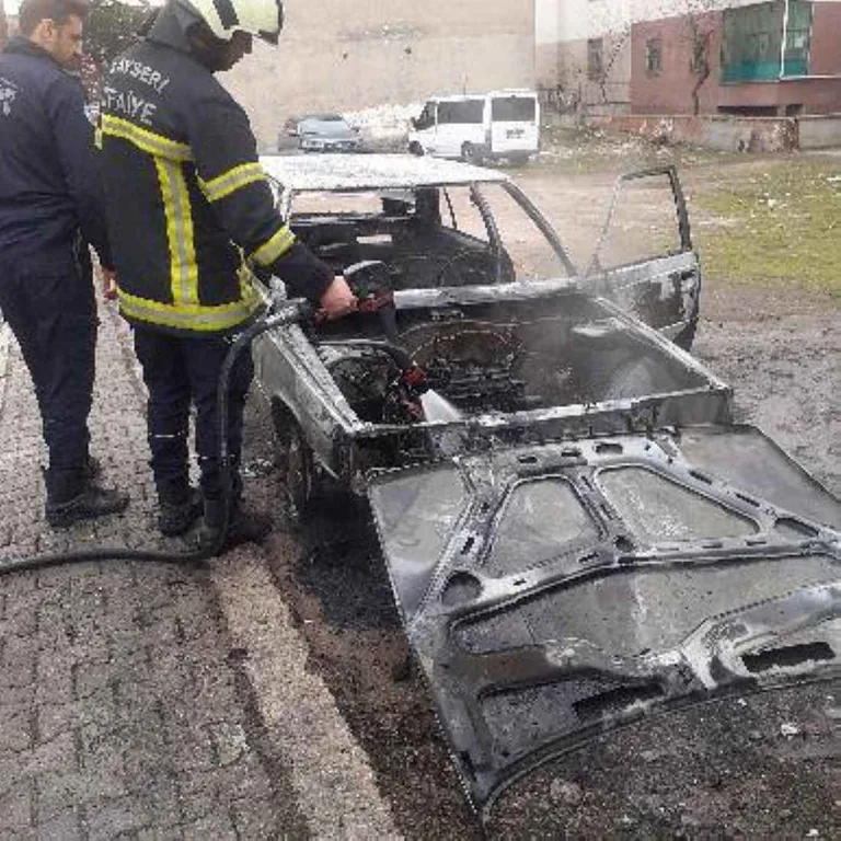 Park Halindeki Otomobil Küle Döndü! — haber görseli