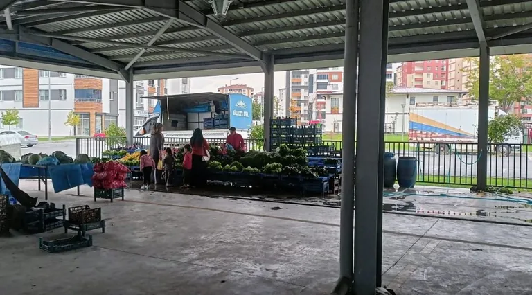 KAYSERİ'DE PAZARLAR BOŞ KALDI: Kazımkarabekir Pazar Yeri’nde esnaf tezgâh açmıyor — haber görseli