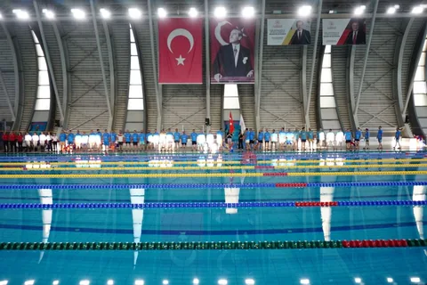 ‘Babalar Yarışıyor’ etkinliğinde lisanslı yüzücülerin babaları arasında yüzme yarışı düzenlendi — haber görseli