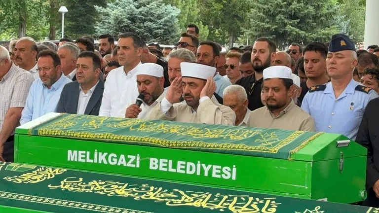 Bisiklet kazasında hayatını kaybeden Melikgazi Belediyesi Özel Kalem Müdürü Mustafa Tümgüç son yolculuğuna uğurlandı — haber görseli