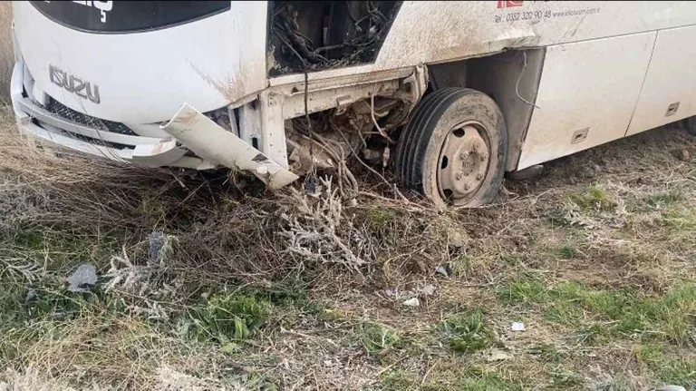 Kayseri'de Feci Kaza: İşçi servisi ile hafif ticari araç çarpıştı: 1 ağır 6 yaralı — haber görseli