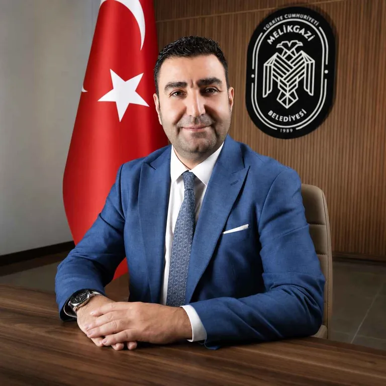 Bisiklet kazasında hayatını kaybeden Melikgazi Belediyesi Özel Kalem Müdürü Mustafa Tümgüç son yolculuğuna uğurlandı — haber görseli