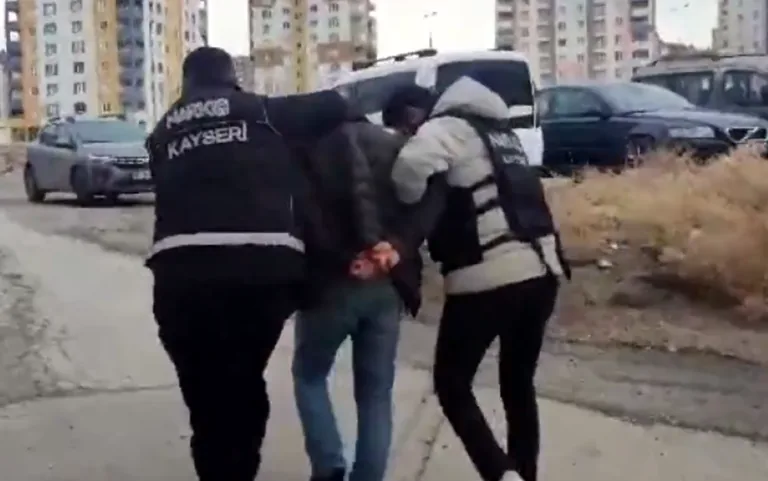 Uyuşturucudan 21 Yıl Hapisle Aranan Şahıs Kıskıvrak Yakalandı:2 Gözaltı — haber görseli