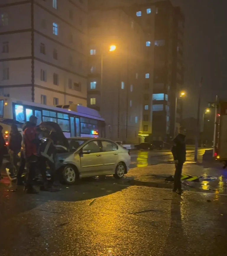 Hoca Ahmet Yesevi Mahallesi'nde Feci Kaza!  Hafif ticari araç İle otomobil çarpıştı: 4 yaralı — haber görseli