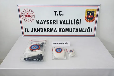 KAYSERİ: ZEHİR TACİRİ YAKALANDI! JANDARMA 1 KG METAMFETAMİN ELE GEÇİRDİ! — haber görseli