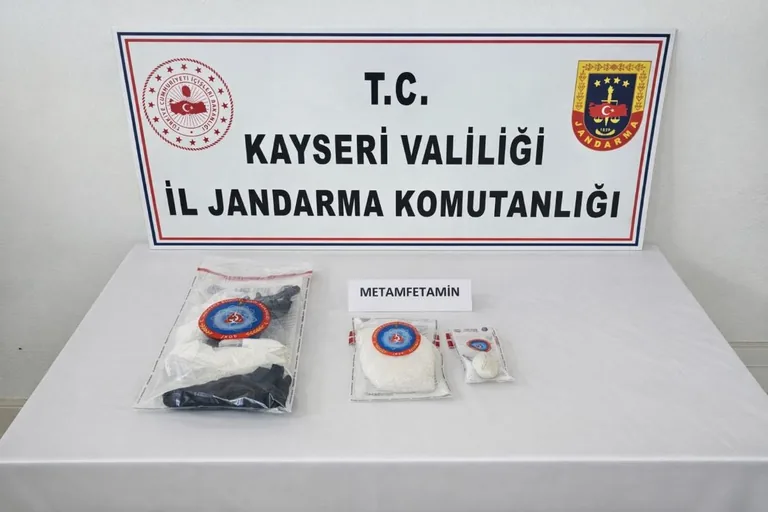 KAYSERİ: ZEHİR TACİRİ YAKALANDI! JANDARMA 1 KG METAMFETAMİN ELE GEÇİRDİ! — haber görseli