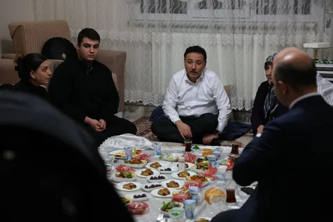 Sıcak Çay, Samimi Sohbet: Vali Gökmen Çiçek Protokolü Bir Kenara Bıraktı, Vatandaşla Kucaklaştı! — haber görseli