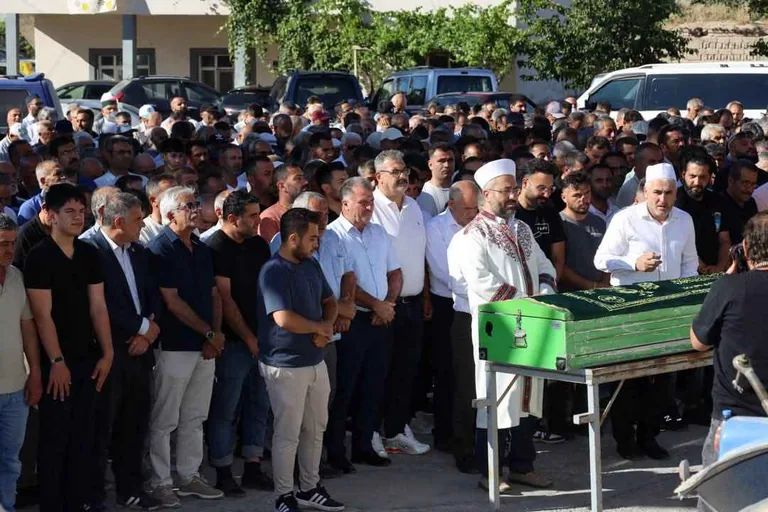 Almanya'dan Kayseri’ye gelirken kazada yaşamını yitiren gurbetçi aile son yolculuğuna uğurlandı — haber görseli