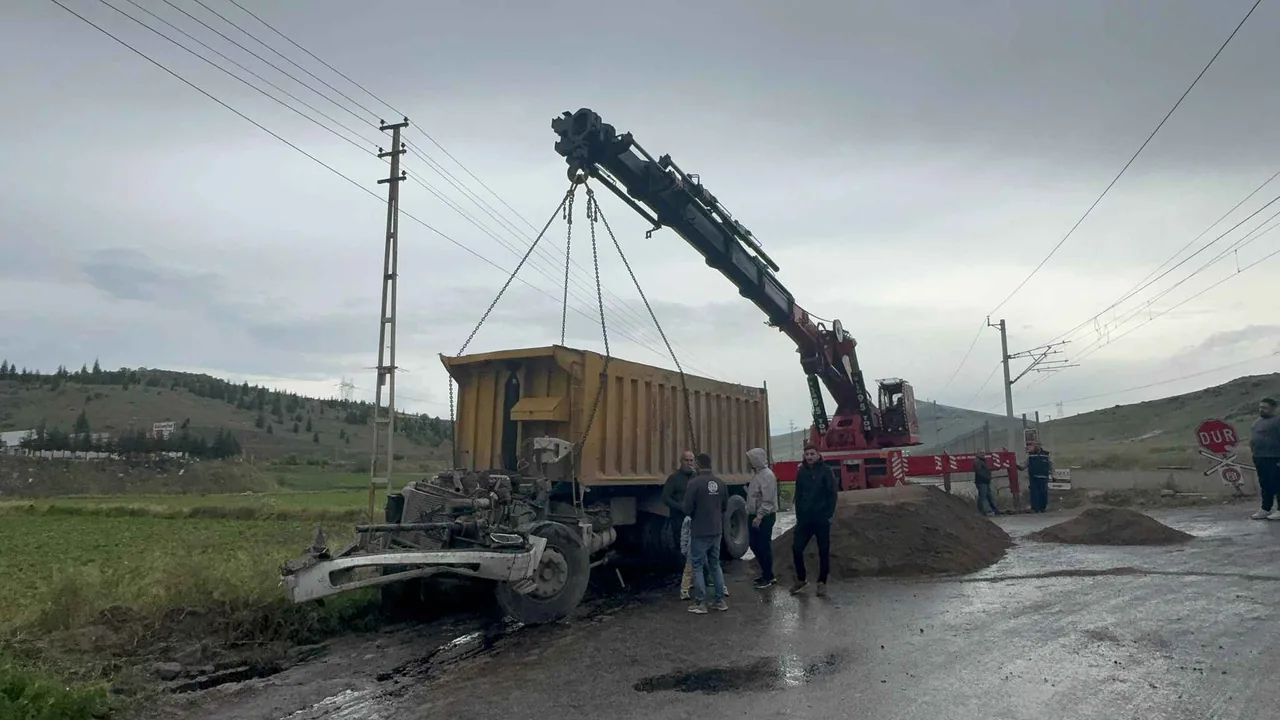 Kayseri’de Hemzemin Geçitte Feci Kaza: Tren ile Kamyon Çarpıştı, 2 Yaralı — haber görseli