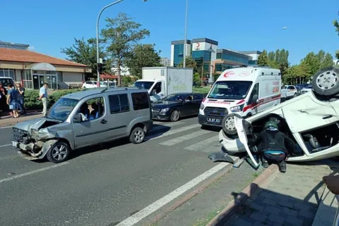 Talas Bulvarı'nda İki Otomobilin Çarpıştığı Kazada Bir Araç Takla Attı — haber görseli