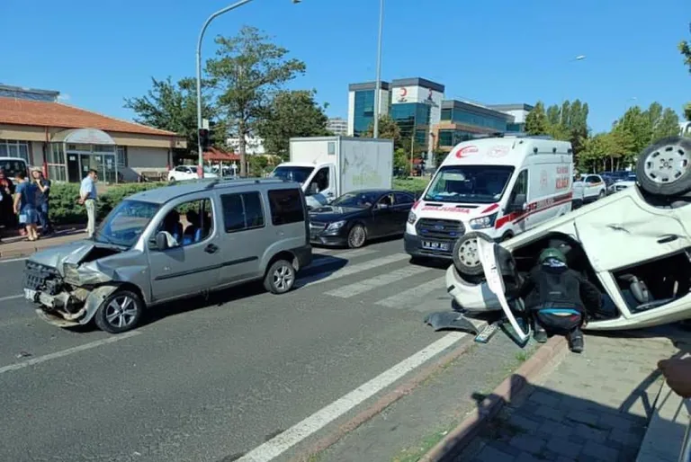 Talas Bulvarı'nda İki Otomobilin Çarpıştığı Kazada Bir Araç Takla Attı — haber görseli