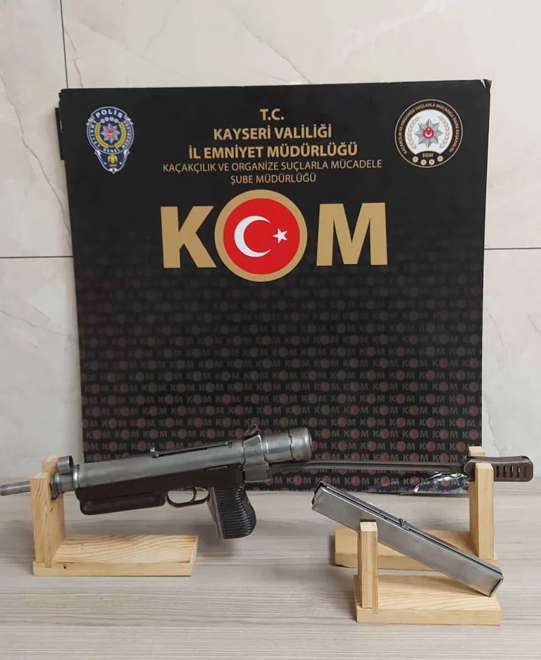 Ekipleri Hayrete Düşüren Görüntü: Yolcu Otobüsü Değil Sanki Cephanelik! Otobüs Sürücüsü Gözaltına Alındı — haber görseli