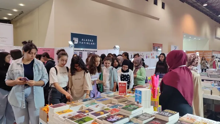7. Kayseri Kitap Fuarı'na Öğrencilerden Yoğun İlgi — haber görseli