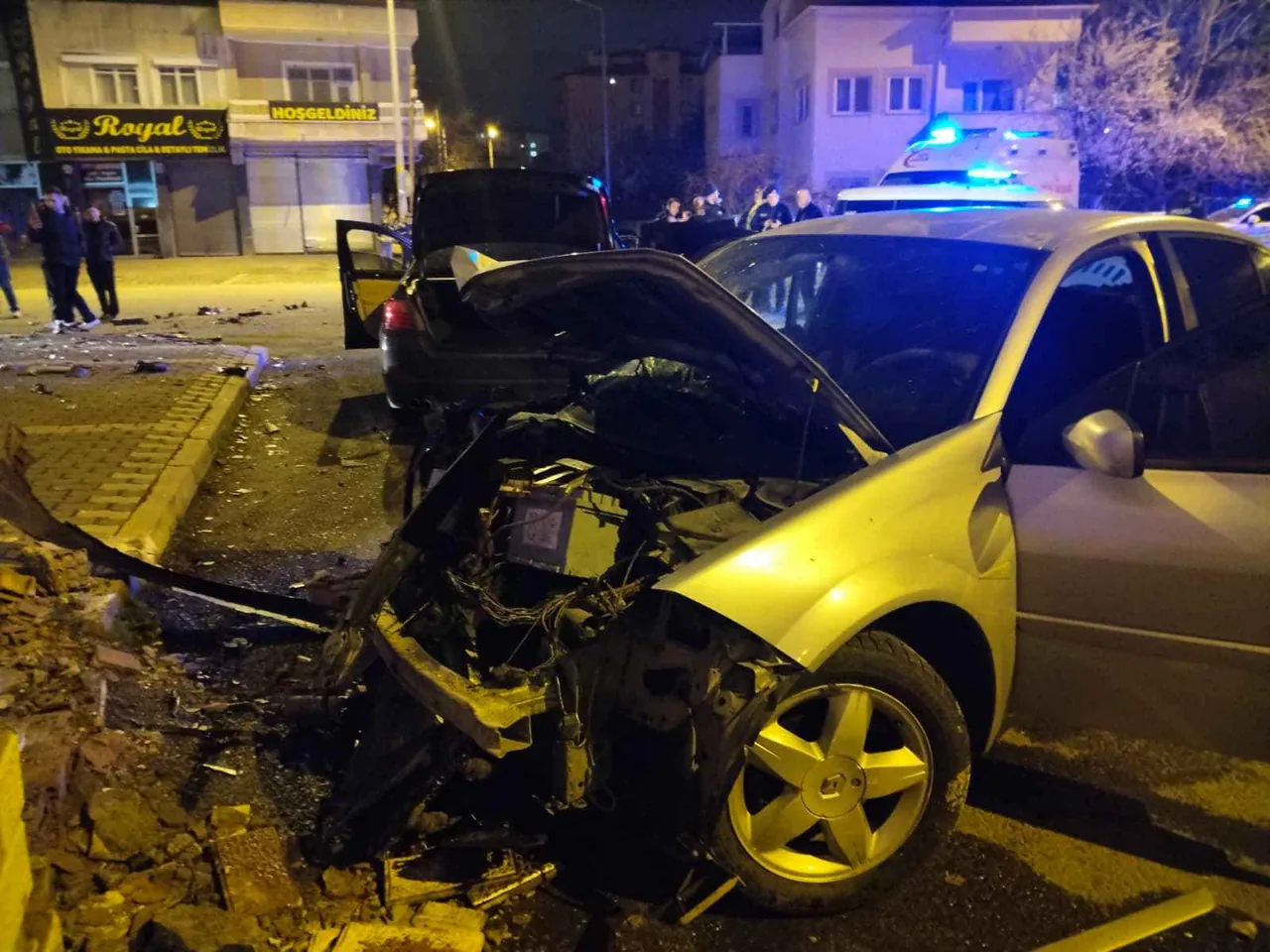 Son Dakika... Gece Yarısı Dehşet! İki Otomobil Kafa Kafaya Çarpıştı: 1’i Ağır 5 Yaralı — haber görseli