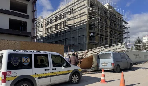 İnşaatta Dehşet! ERKİLET'te İskele Çöktü, 3 İşçi Yaralandı — haber görseli
