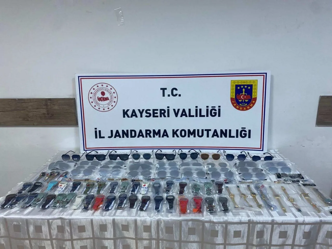 Ev Değil Depo: Jandarma Operasyonunda Çok Sayıda Kaçak Saat ve Gözlük Ele Geçirildi — haber görseli