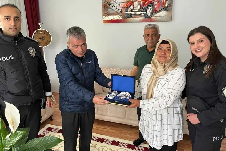 Polis ekiplerinden şehit annelerine anneler günü sürprizi — haber görseli