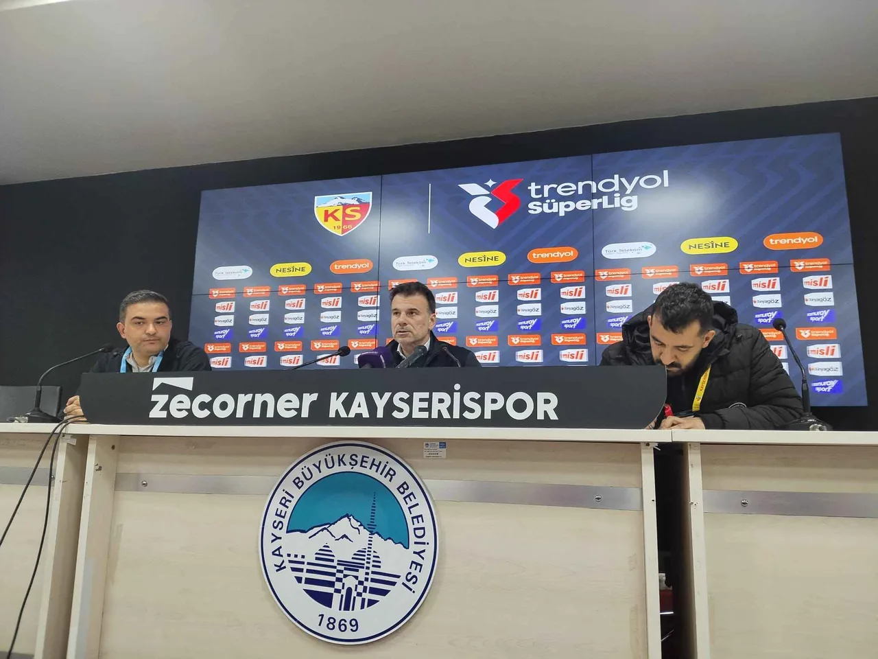 Kayserispor’dan Kritik Galibiyet! Teknik Direktörlerden Maç Sonu Açıklamaları — haber görseli