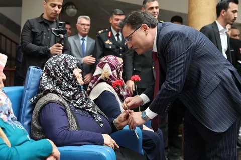 Kayseri’de Bayram Coşkusu! Protokol ve Halk Valilik Önünde Bayramlaştı — haber görseli