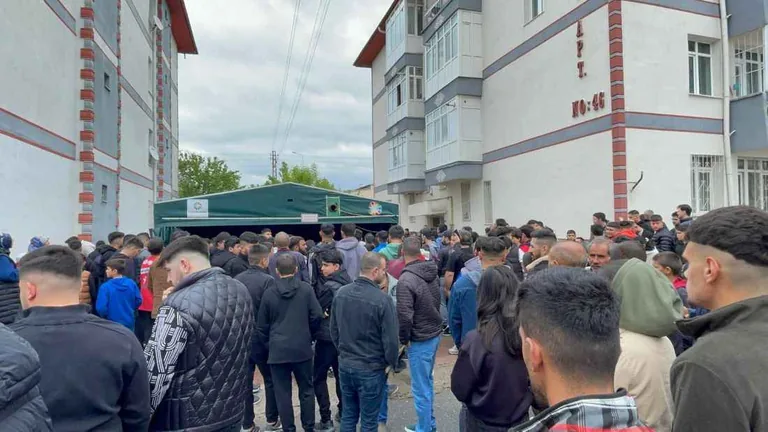 CZN Burak, hayatını kaybeden Turan'ın Ailesini Ziyaret Etti — haber görseli