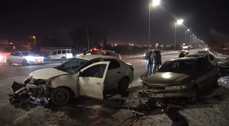 Kayseri Yeşil Mahalle'de İki Otomobil Çarpıştı: Araçlar Hurdaya Döndü — haber görseli