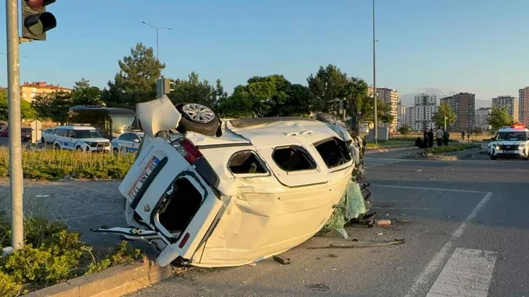 Sivas Bulvarı'nda Kaza! Hafif Ticari Araç ile Otomobil Çarpıştı 4 Kişi Yaralandı — haber görseli