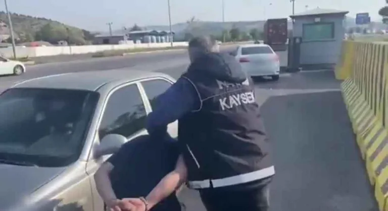 Polisi Karşısında Görünce Neye Uğradığını Şaşırdı: Valiz İçinde 4 Kilo Metamfetamin Ele Geçirildi — haber görseli
