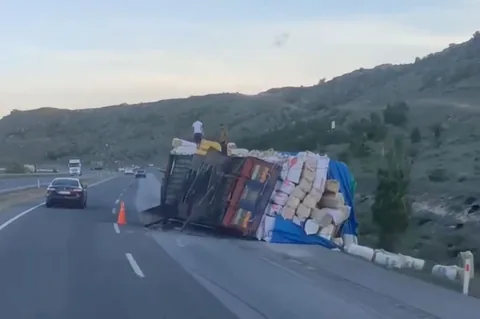Ankara Yolu Himmetdede İstikametinde Tır Devrildi — haber görseli