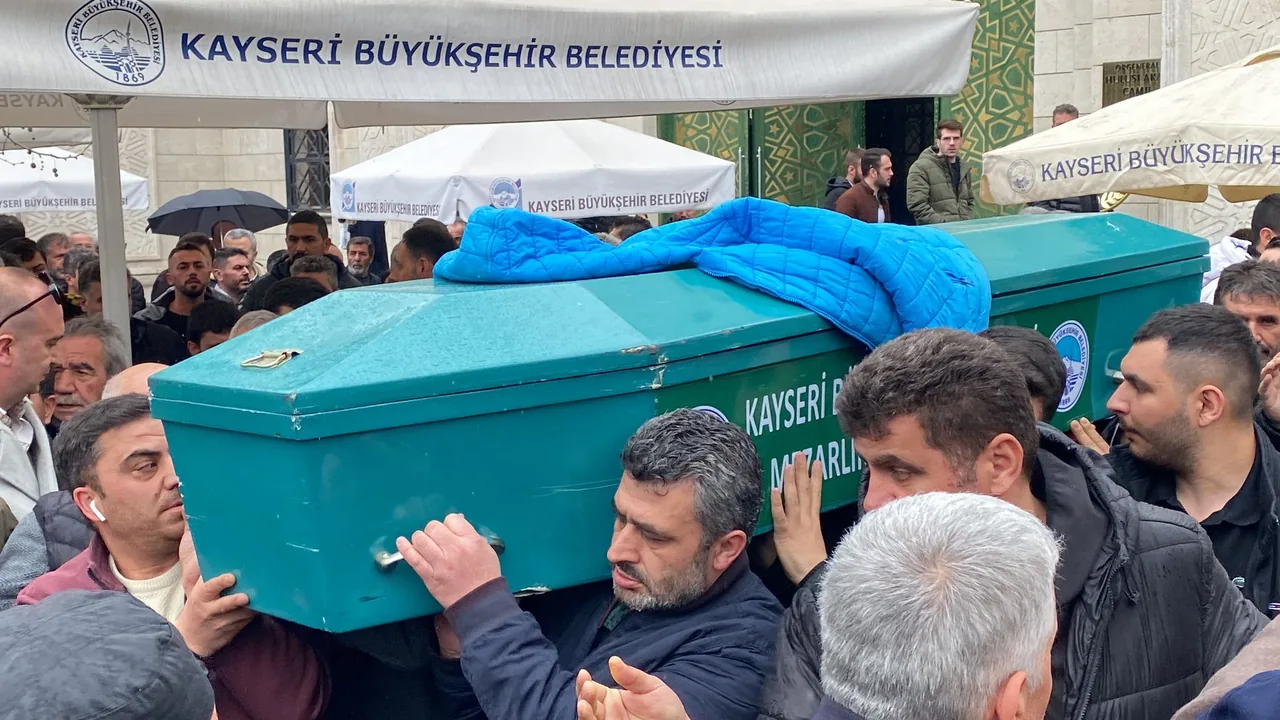 Otomobilin Çarpması Sonucu Hayatını Kaybeden Motokurye Mehmet, Defnedildi — haber görseli