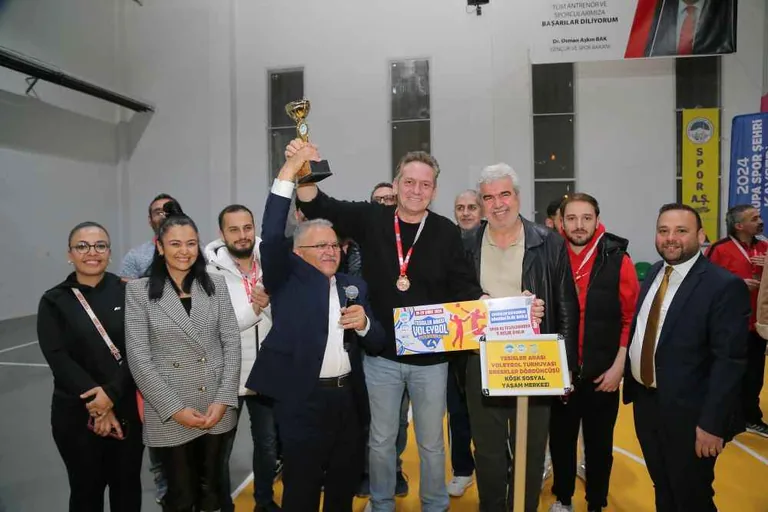 Büyükkılıç, Voleybol Turnuvası'nda Dereceye Giren Takımlara Ödüllerini Takdim Etti — haber görseli