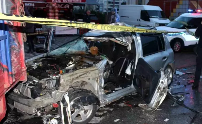 Kayseri İldem'de Feci Kaza: Otomobil Park Halindeki Kamyonete Çarptı, 1 Ölü, 1 Ağır Yaralı — haber görseli