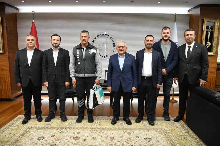 Tramvay Faciasını Önledi! Başkan Büyükkılıç’tan Ayhan Akış’a Teşekkür Belgesi — haber görseli