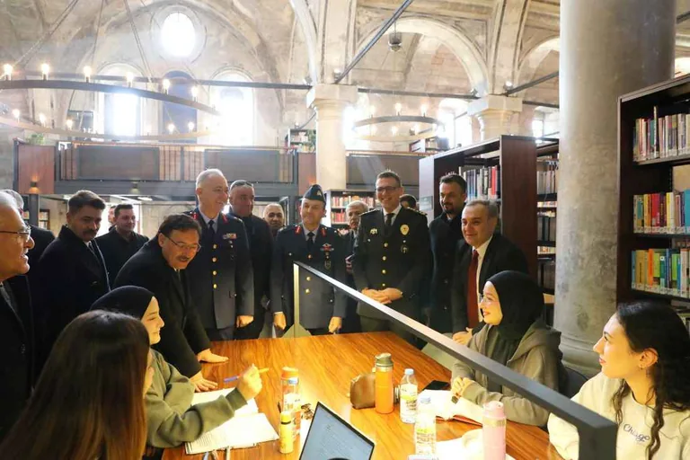 Atatürk Evi ve Şehir Kütüphanesi’nde Tarihe Yolculuk: Atatürk Kıyafetleri Sergisi Büyük İlgi Topladı — haber görseli
