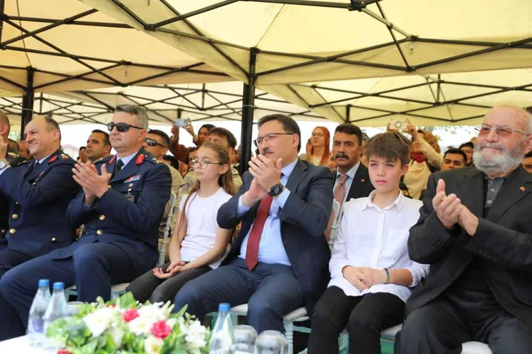 Kayseri'de 23 Nisan Coşkusu! Vali Çiçek'e Çocuklardan Sevgi Seli — haber görseli