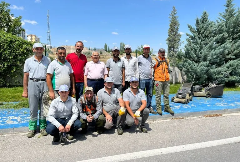 Başkan Büyükkılıç İşçilerle bir araya gelerek çim biçti — haber görseli