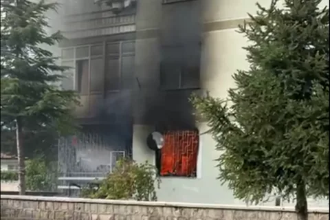 Osman Kavuncu'da Yangın! 3 Katlı Bina Yangını Güçlükle Söndürüldü — haber görseli