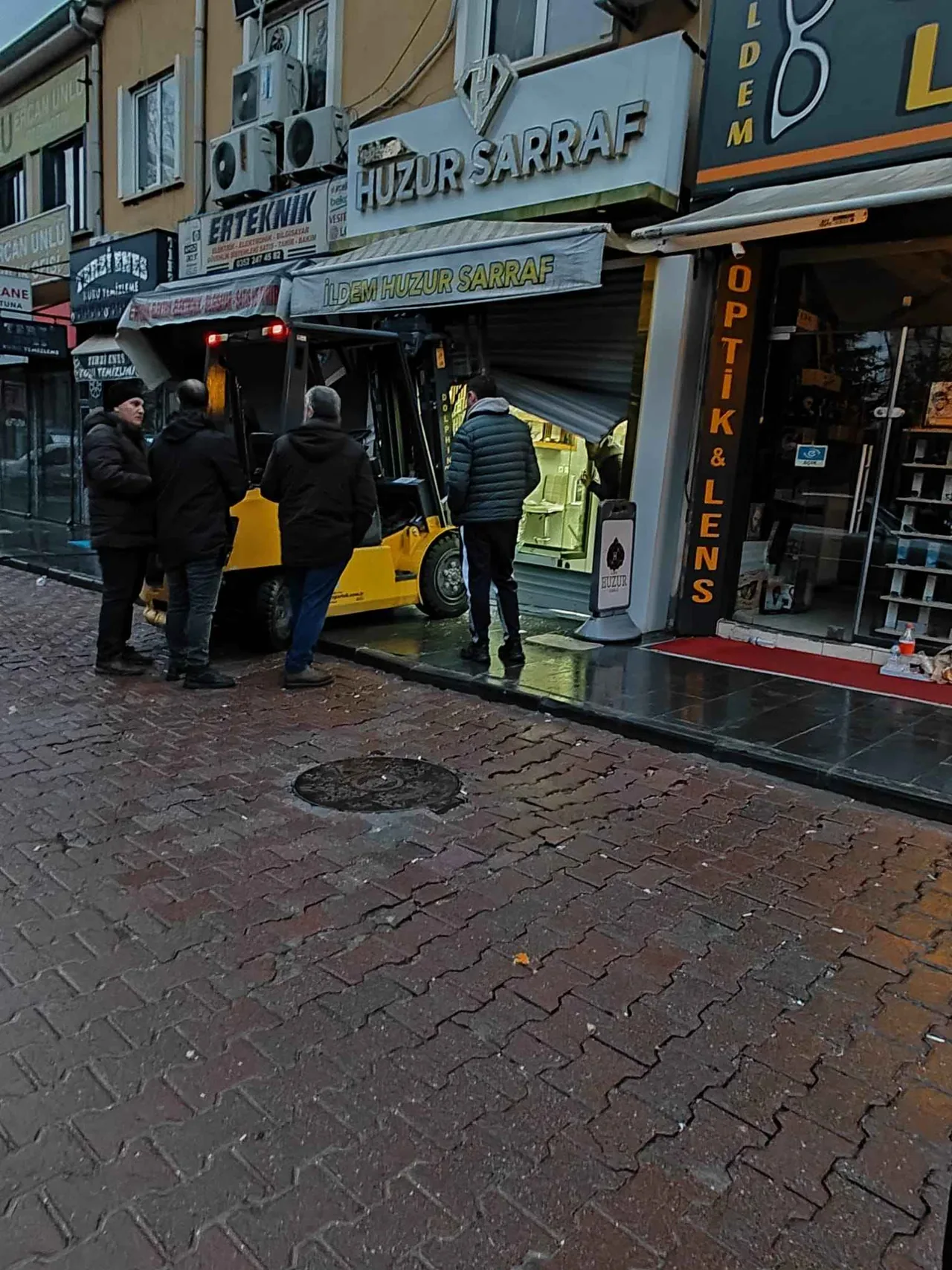 Kayseri İldem'de Forkliftli Soygun: Kuyumcu Kepengini İş Makinesiyle Patlattı! Forklift de Çalıntı Çıktı — haber görseli