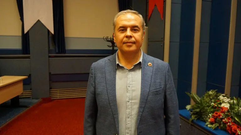 CHP’li Özgür Özer’den Büyükşehir'e Sert Eleştiri: "KAYNAK İÇİN PARSEL PARSEL SATIŞ YAPIYORLAR" — haber görseli