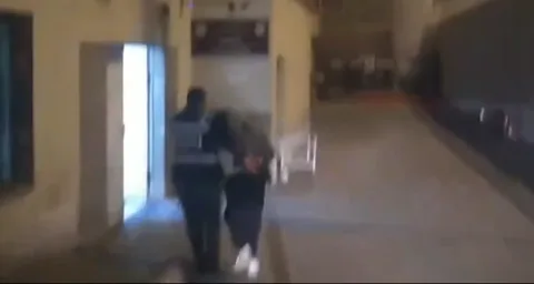 Evden ve Kamu Kurumundan Hırsızlık Zanlısı Yakayı Ele Verdi! 20 Yıl Hapis Cezalı Firari Cezaevine Teslim Edildi — haber görseli