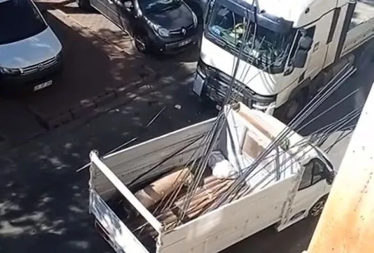 Eski Sanayi’de Kaza Ucuz Atlatıldı! İnşaat Demirleri TIR’ın Camına Saplandı! — haber görseli