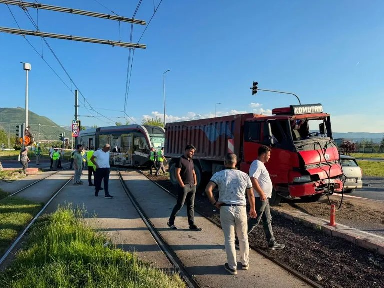 Kayseri’de Tramvayla Kamyon Çarpıştı: Kameralara Yansıyan Feci Kazada 5 Kişi Yaralandı! — haber görseli
