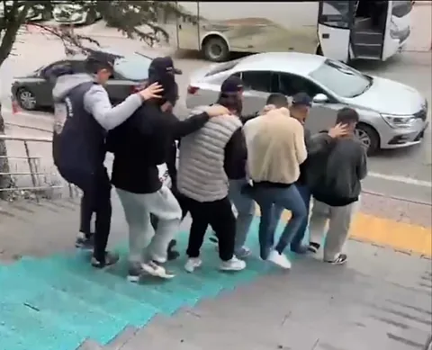 Kayseri Merkezli 7 İlde Dev Operasyon: 2,8 Milyar TL'lik Bahis Çetesi Çökertildi! 46 Gözaltı — haber görseli