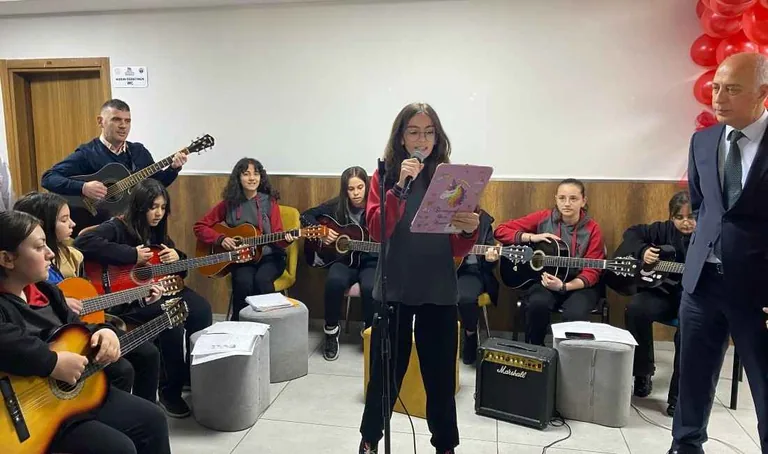 ‘Deyim ve Atasözleri Resimleme Sergisi’ Refika Küçükçalık Ortaokulu’nda açıldı — haber görseli