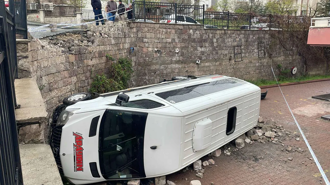 Kayseri Talas'ta Kontrolden Çıkan Minibüs 6 Metre Yükseklikten Devrildi: 1 Yaralı — haber görseli