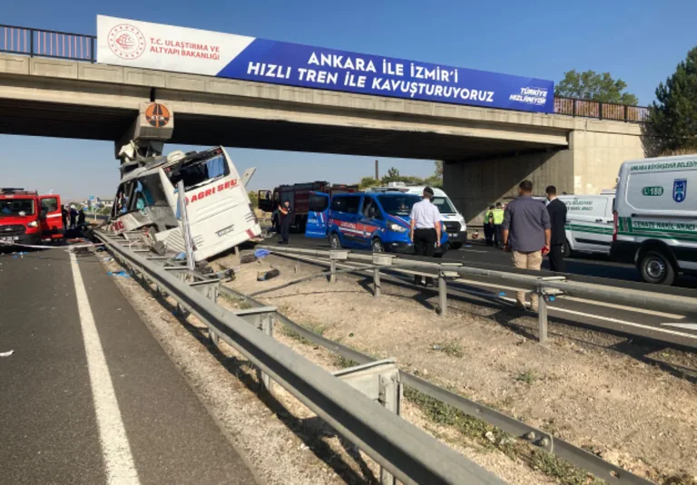 Ankara'da yolcu otobüsü köprünün ayağına saplandı! 9 kişi öldü, 26 kişi yaralandı — haber görseli