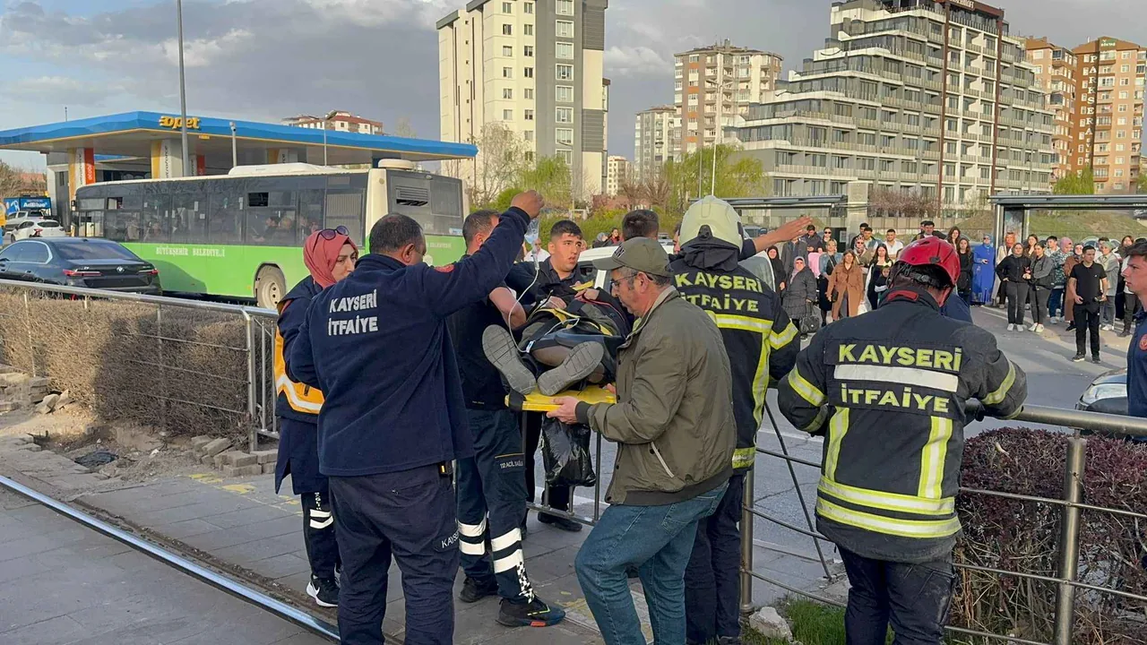 Son Dakika... Kayseri'de tramvayın çarptığı kadın yaralandı — haber görseli