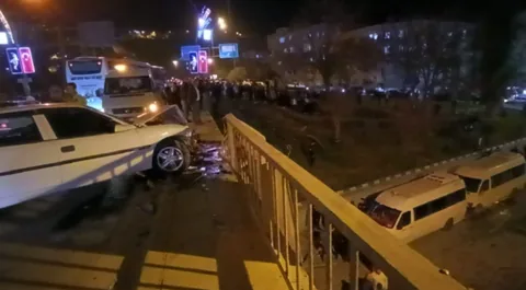 Şanlıurfa'da can pazarı! Kamyon aracı önüne kattı, üst geçitten uçtu — haber görseli