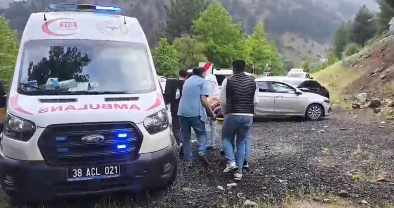 Yahyalı'da Otomobil Köprüden Uçtu! 2 Kardeş Yaralandı — haber görseli