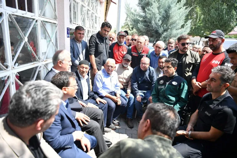 Kayseri protokolü selde hayatını kaybeden vatandaşın ailesine taziye ziyaretinde bulundu — haber görseli