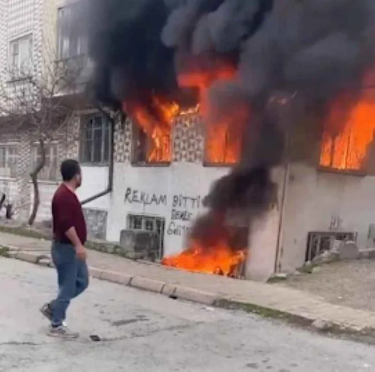 Kayseri'de Korku Dolu Anlar! 3 Katlı Binanın Giriş Katında Yangın — haber görseli